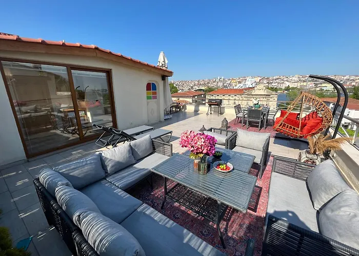 Waterfront Apartment By The Tram - Terrace With Dome & Golden Horn View In Fatih