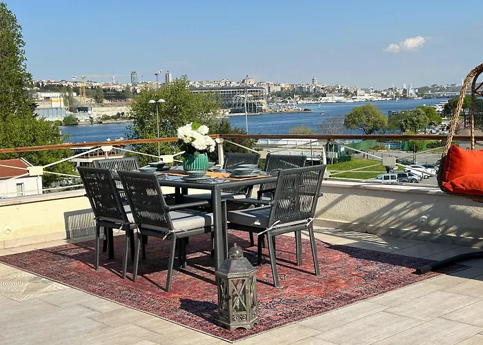 Waterfront Apartment By The Tram - Terrace With Dome & Golden Horn View In Fatih